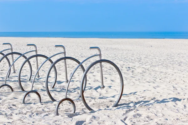 Fiets vormige rekken op het strand — Stockfoto