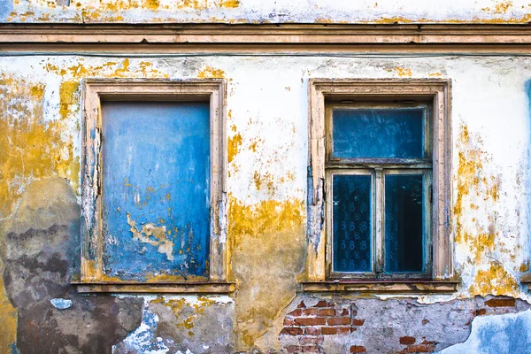 Iki pencereli eski duvar — Stok fotoğraf