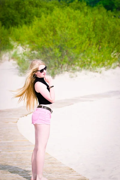 Blond tjej på stranden — Stockfoto