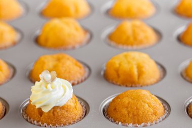 küçük kek pişirme pan içinde