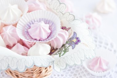 Sepette pembe ve beyaz kremalı kurabiye. seçici odak