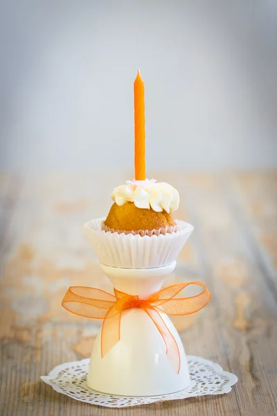 小さな誕生日カップケーキとキャンドル — Stockfoto