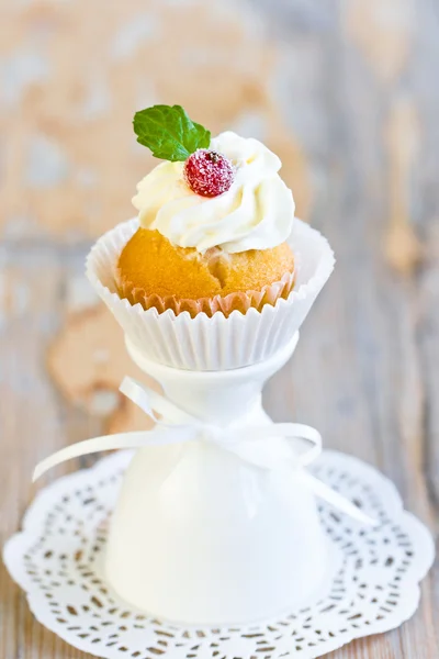 Mini cupcakes decorados com cobertura branca, groselha vermelha açucarada e folhas de hortelã fresca — Fotografia de Stock