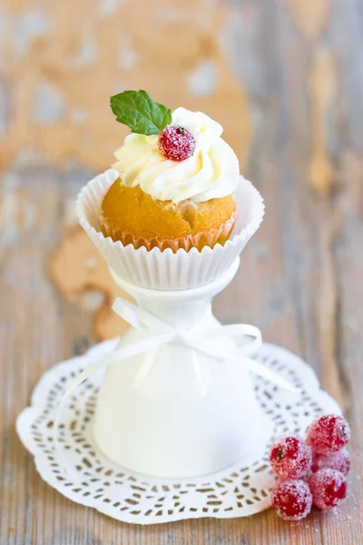 Mini kek beyaz buzlanma ile dekore edilmiş, frenk üzümü ve nane yaprakları şekerli — Stok fotoğraf