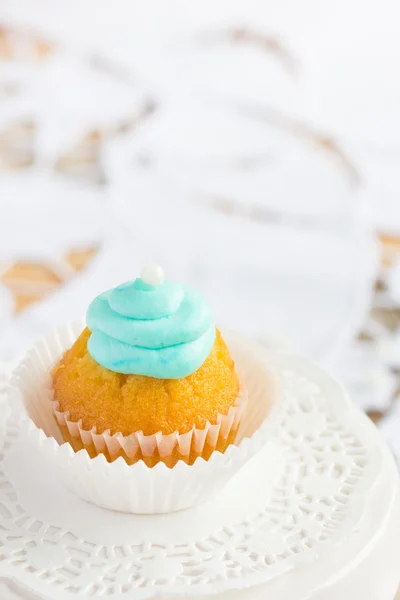 Vackra cupcakes dekorerade med turkos glasyr och vit pärla — Stockfoto