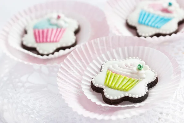 Belos biscoitos caseiros decorados com cereja real e pequenos cupcakes . — Fotografia de Stock