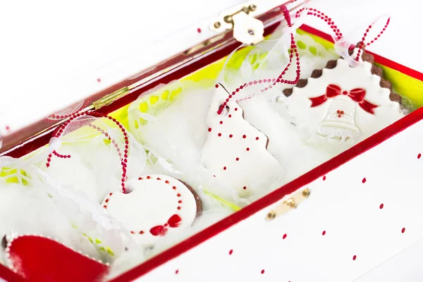 Krásné domácí vánoční cukroví v rukou malované krabičky — Stock fotografie