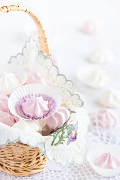 Galletas de merengue rosadas y blancas en una canasta. Enfoque selectivo —  Fotos de Stock