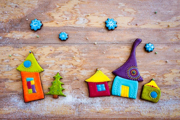 Zoete dorp. kleurrijke cookies op houten achtergrond — Stockfoto