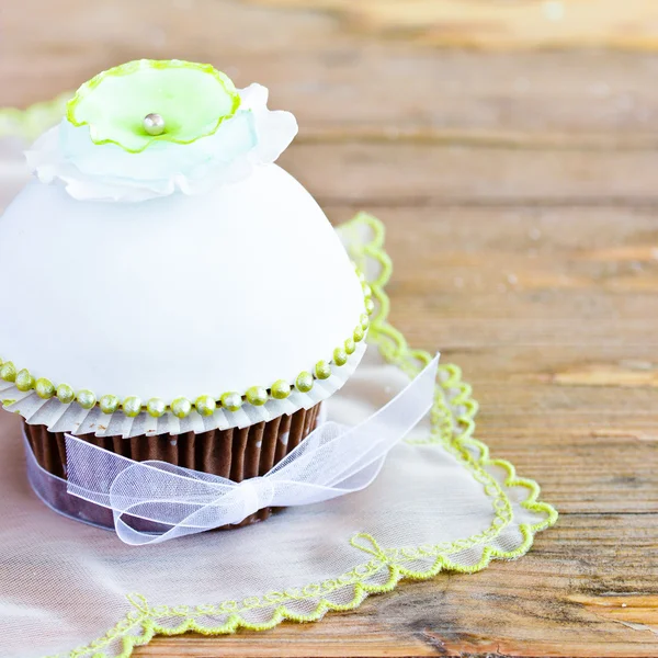 Beautiful cupcake decorated with fondant. — Stock Photo, Image