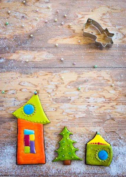 Zoete dorp. kleurrijke cookies op houten achtergrond — Stockfoto