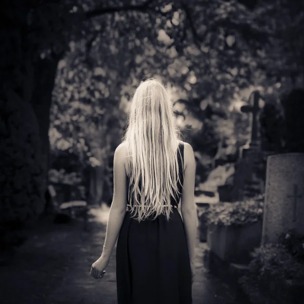 Fille blonde marchant seule dans le noir au cimetière — Photo