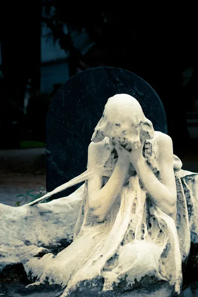 Mourning statue. Cimitero Monumentale, Milan — Stock Photo, Image