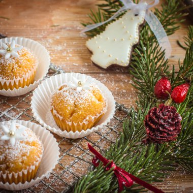 küçük kek dekore edilmiş pudra şekeri ve gumpaste çiçekler