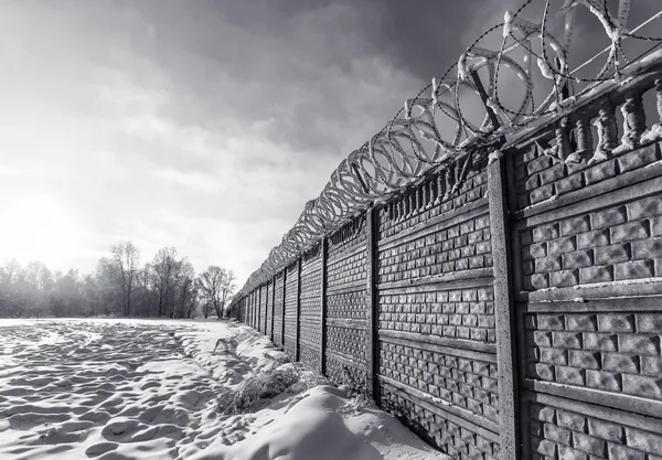 Vecchio muro della prigione in Siberia Foto Stock Royalty Free