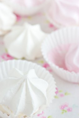 pembe ve beyaz kremalı kurabiye close-up. seçici odak