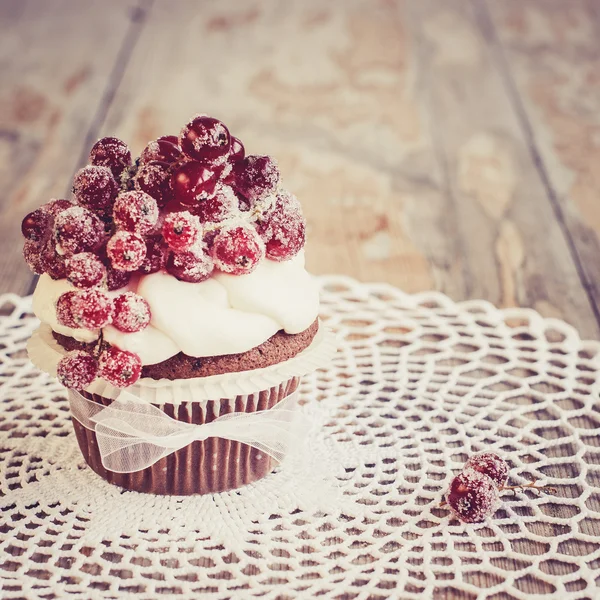 Vintage chocolate cupcake with sugared redcurrant — Stock Photo, Image