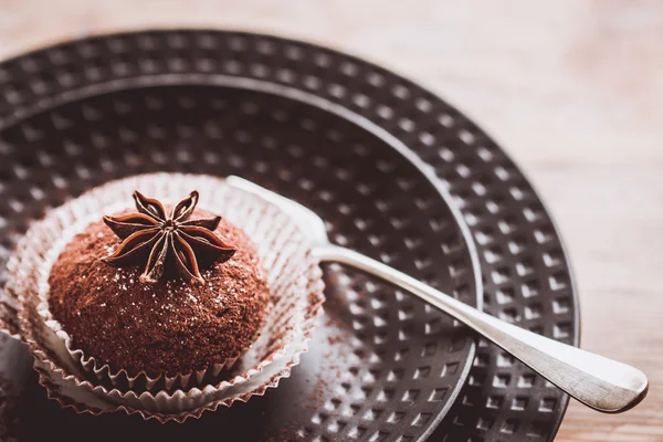 Cupcake decorated with cocoa and star anise — Stock Photo, Image