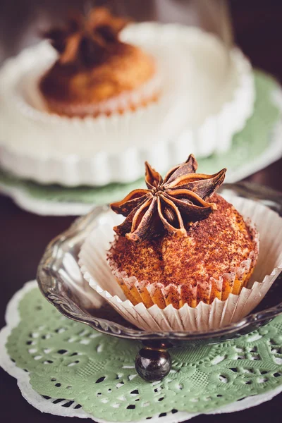 Cupcake decorado com cacau e anis estrelado — Fotografia de Stock