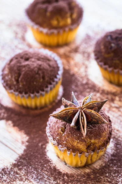 Cupcake decorato con cacao e anice stellato . — Foto Stock