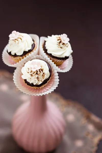 Ramo de pequeños cupcakes . — Foto de Stock