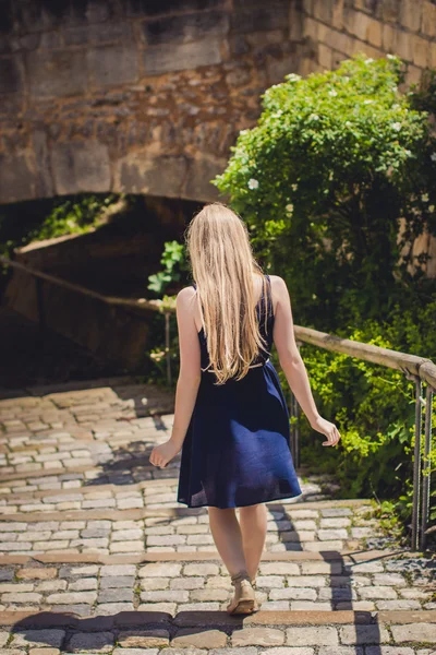 Sarışın kız merdivenlerden aşağı yürüyüş — Stok fotoğraf
