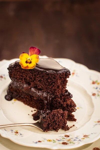 用花装饰的巧克力蛋糕 — 图库照片