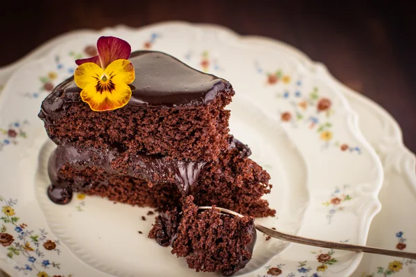 用花装饰的巧克力蛋糕 — 图库照片