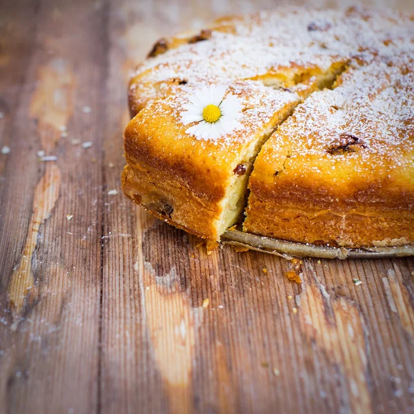 Tarta sobre mesa de madera — Foto de Stock