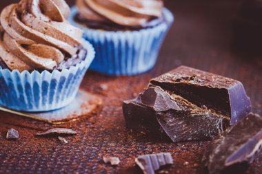 tereyağı krema ile çikolatalı kek