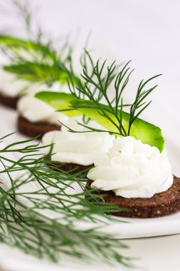 krem peynir ile Alman çavdar ekmeği çavdar ekmeği