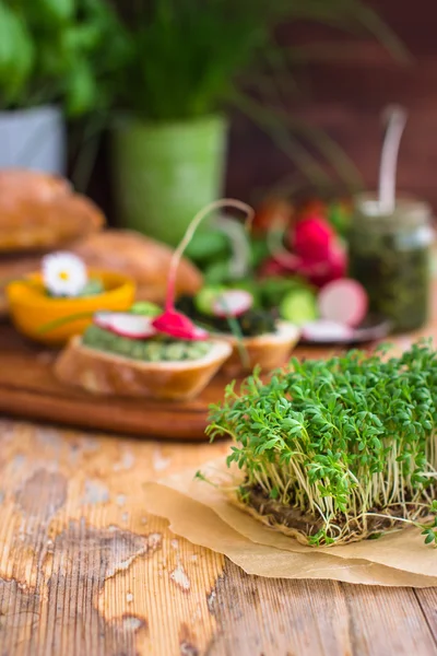 Vegan fundo de comida com agrião fresco — Fotografia de Stock