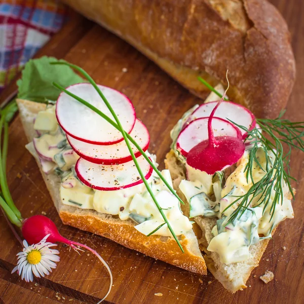 Pan con ensalada de huevo adornado — Foto de Stock