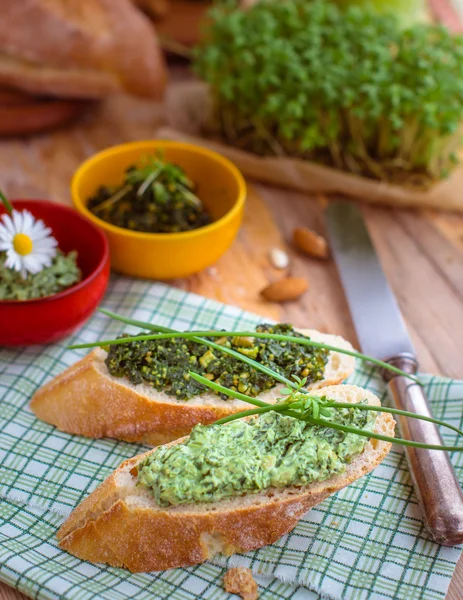 Baget ile yeşil pesto ve Frenk soğanı — Stok fotoğraf