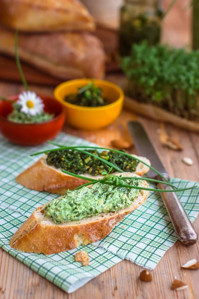 Baguette with green pesto and chives — Stock Photo, Image