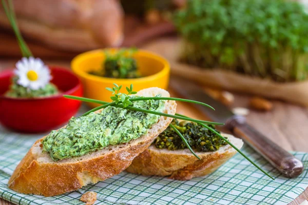 Baget ile yeşil pesto ve Frenk soğanı — Stok fotoğraf