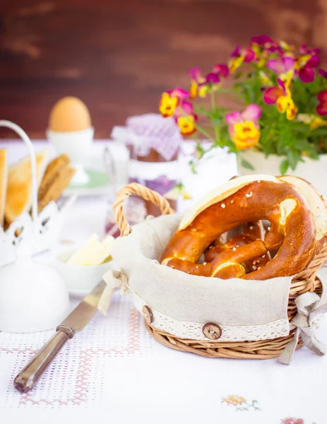 Läckra tyska pretzels i korg — Stockfoto