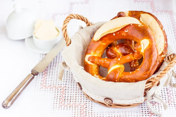 sepet içinde lezzetli Alman simit