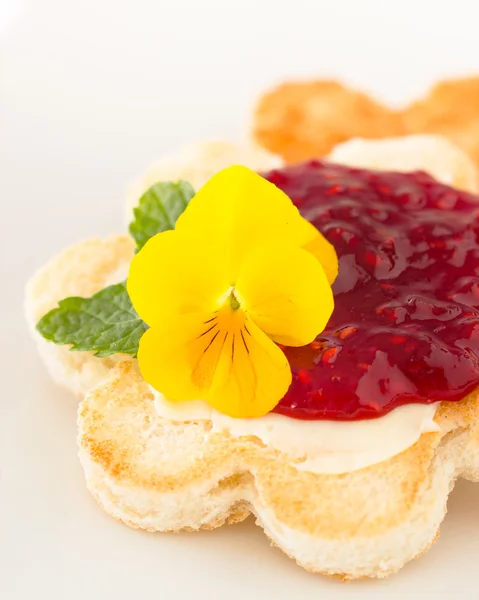 Knuspriger Toast in Blütenform mit Butter und Himbeermarmelade — Stockfoto