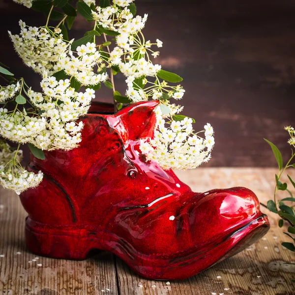 Κεραμικά βάζο στο παλιό παπούτσι σχήμα με τα άσπρα λουλούδια — Φωτογραφία Αρχείου