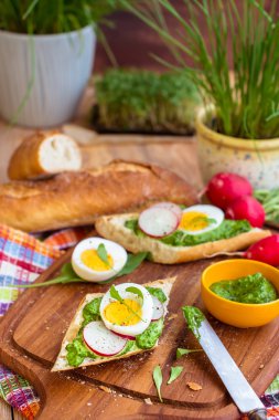 baget yeşil pesto ile