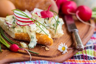 yumurta salatası ile ekmek