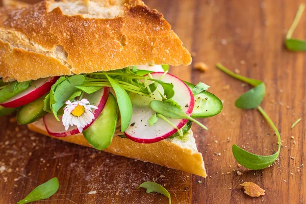 法式面包配绿色香蒜酱 — 图库照片