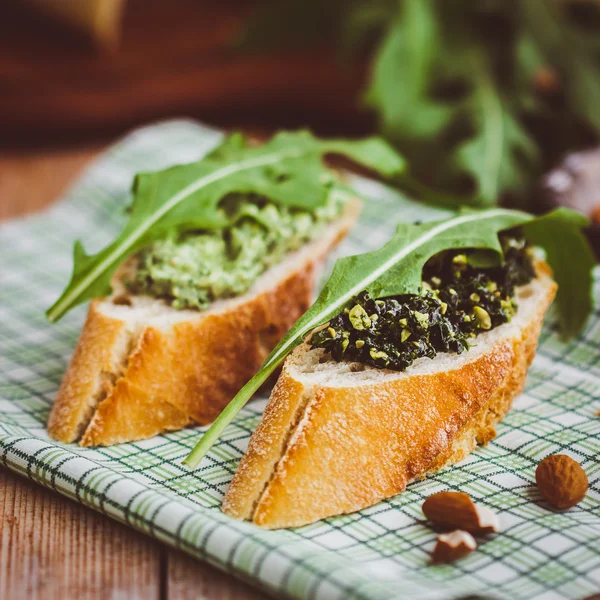 Baguette with green pesto — Stock Photo, Image
