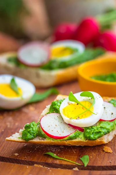 Baguette con pesto verde —  Fotos de Stock