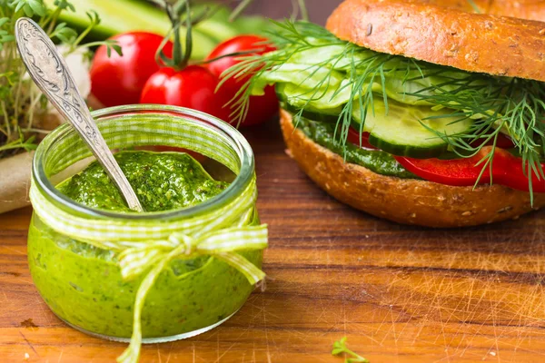 Grünes Pesto im kleinen Glas — Stockfoto