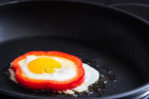 Stekt ägg i peppar ring — Stockfoto