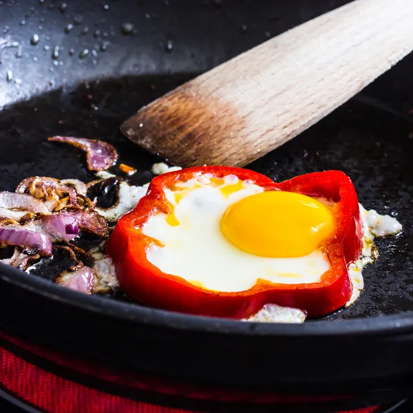 Stekt ägg i peppar ring — Stockfoto