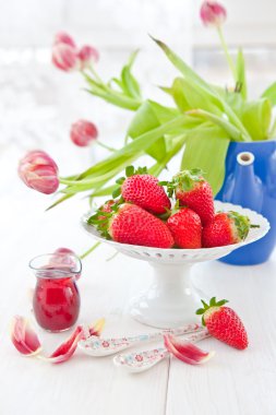 Olgun kırmızı çilek ve pembe laleler