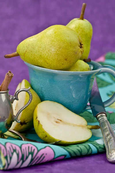 Peras frescas em uma xícara vintage — Fotografia de Stock